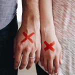 "Rote Fahnen" am Anfang einer Beziehung: welche Signale man nicht