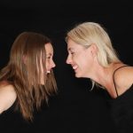 Warum manche Eltern nicht aufhören können, ihren erwachsenen Kindern zu